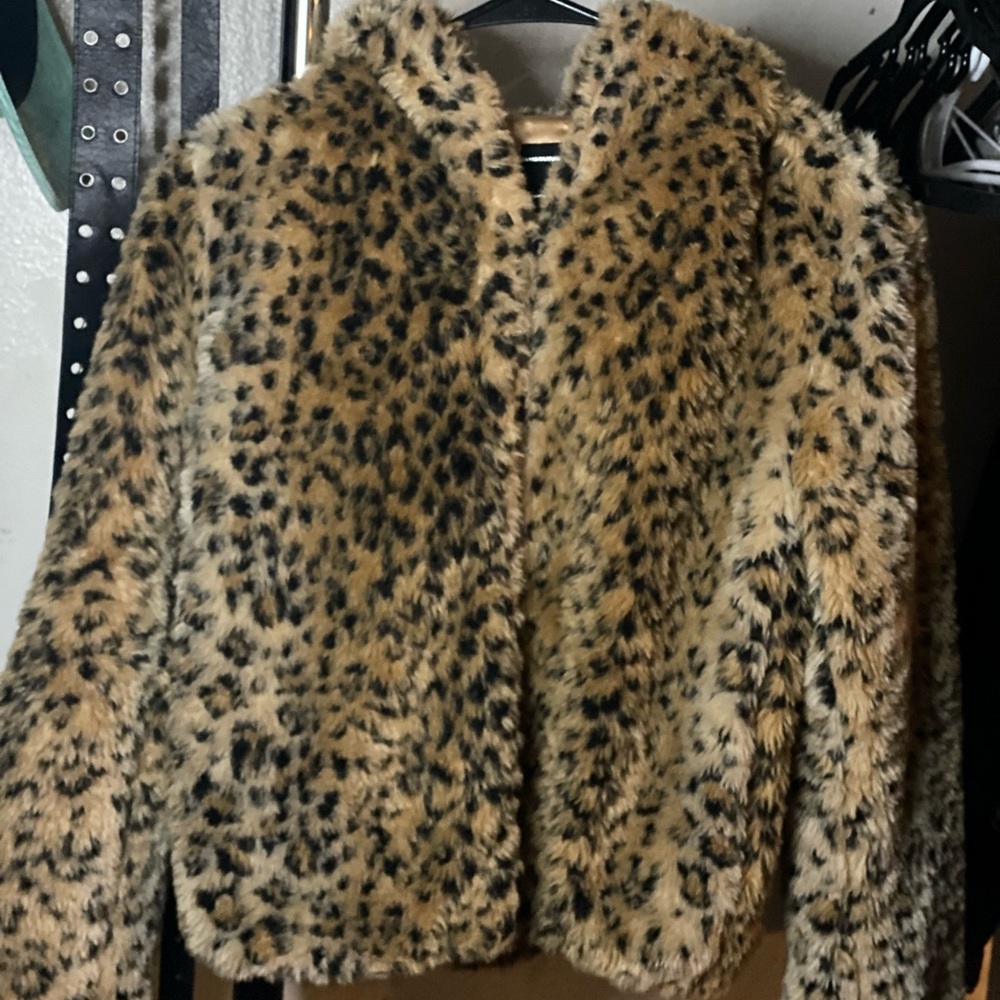 Luz leopard print furry crop overcoat size Medium